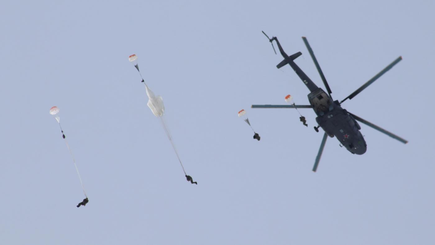 Авиаторы Северного флота отработали прыжки с парашютом
